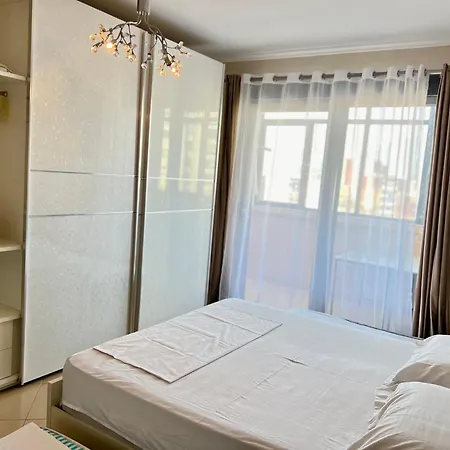 Boulevard Views - Spacious Apartman *